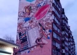 Арбуз на пляже: в Таганроге приманивают туристов, раскрашивая унылые многоэтажки