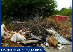 За домом престарелых в Таганроге образовалась огромная свалка