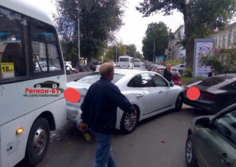 Зазевавшийся маршрутчик слепил бутерброд из трех машин в Таганроге