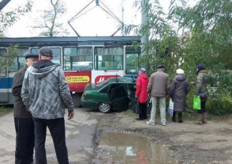 В Таганроге трамвай подмял под себя легковушку