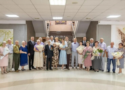 Полвека вместе: в Таганроге наградили семейные пары в День семьи, любви и верности