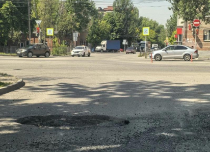 «В зад чуть не прилетел»: ещё одна коварная яма грозит авариями водителям Таганрога