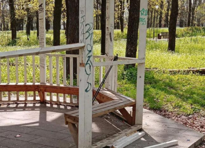 Вандалы добивают рощу Дубки в Таганроге, а дети там рискуют снова покалечиться