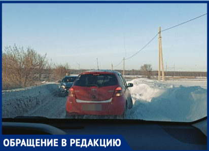 Въезд в Таганрог критически завален снегом: водители рискуют попасть в аварию