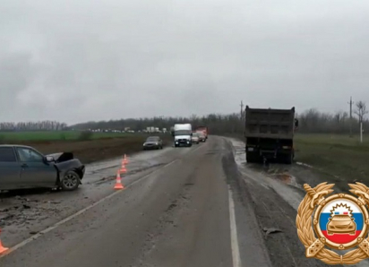 На трассе под Таганрогом грузовик нарушил ПДД и спровоцировал смертельное ДТП