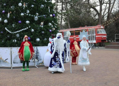 «Ёлка для избранных»: открытие главной новогодней ели в Таганроге вызвало волну критики в соцсетях