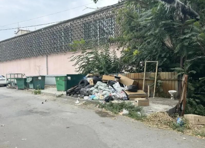 В Таганроге на Северной площади навели порядок вокруг контейнерной площадки
