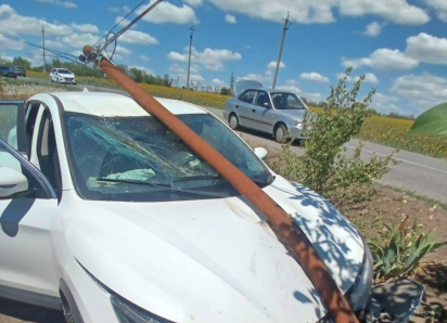 Железный столб обвил машину: ДТП под Таганрогом - швырнуло поперёк дороги 