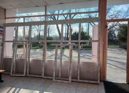 Пострадавшую от атак школу в Таганроге чинят, но сроки пока не озвучили