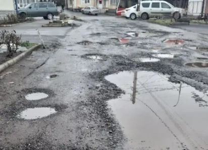 «По этой дороге мы голосовать ходили»: таганрожцы просят засыпать ямы на улице Красноармейской