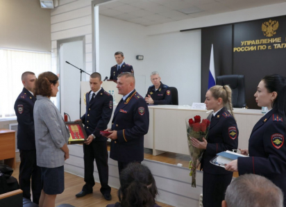 Погиб в Запорожье: вдове таганрогского полковника полиции Панюшкина вручили медаль