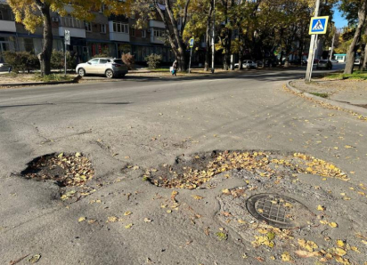 Чуть не порвал колесо: таганрожец предупреждает водителей об опасной яме на дороге