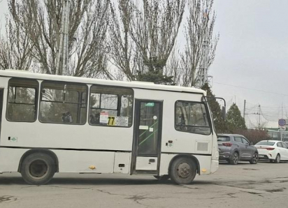 «Ещё и очередь занимать надо?»: скандал из-за места в маршрутке произошёл на остановке в Таганроге