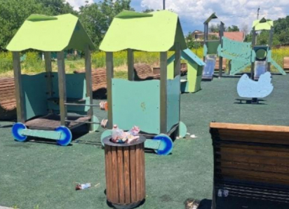 Там дети ноги могут поломать: ещё одна опасная игровая площадка найдена в Таганроге