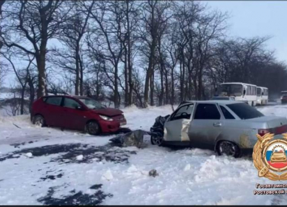 Молодой водитель пострадал в аварии под Таганрогом потому что не учёл зимнюю погоду