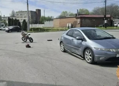 Подросток-питбайкер оказался в больнице после столкновения с легковушкой в Таганроге