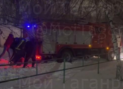 Пожарная машина застряла в снегу по пути к крупному возгоранию на окраине Таганрога
