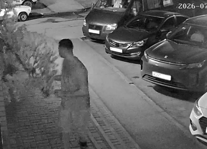 «Красота не в кайф»: мужчина вырвал украшение цветочного магазина в районе Нового Вокзала Таганрога