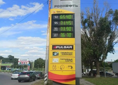  В Таганроге Роснефть создает очереди, не гася табло при отсутствии бензина