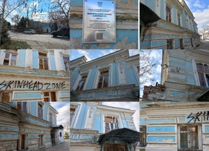 Повесили табличку и успокоились: на Александровской площади погибает здание 1814 года