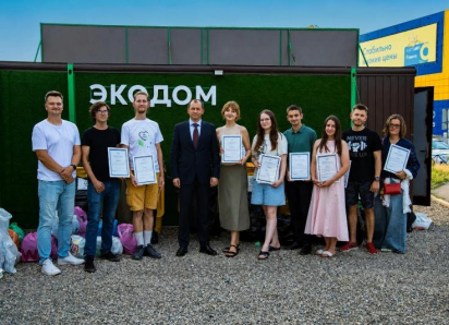 Волонтеров Таганрога поблагодарили за уборку побережья от мазута