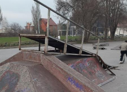 «Напротив всё сияет и моргает»: таганрожец рассказал об опасной детской площадке возле «Мармелада»