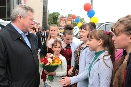 В Ростовской области вручили ключи от микроавтобусов для многодетных семей