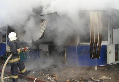 В Таганроге горел торговый ларек