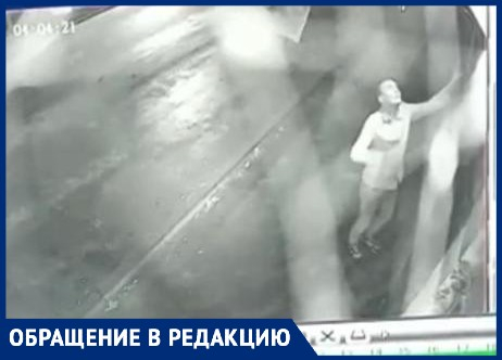 В Таганроге мужчина сорвал российский флаг со здания рынка