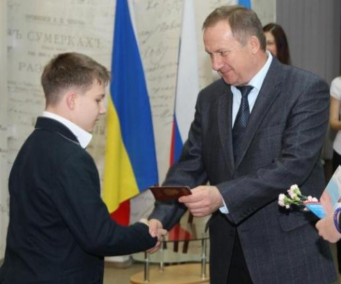 Мэр Таганрога вручил школьникам  паспорта