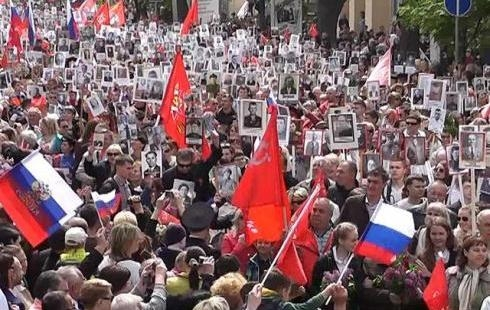 По Таганрогу в  «Бессмертном полку» прошли тысячи людей