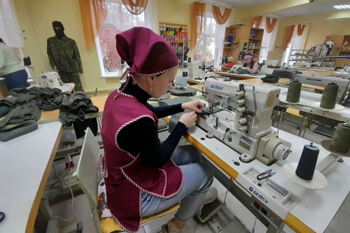 Таганрогские волонтеры шьют теплые вещи военнослужащим