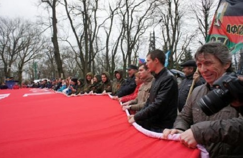 В Таганрог привезли гигантское знамя Победы