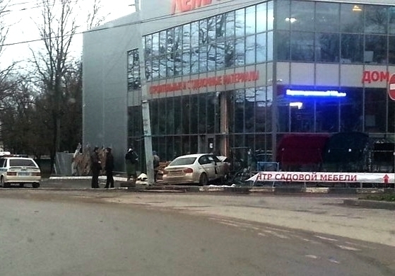 В Таганроге машина «БМВ» въехала в супермаркет