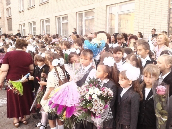 В школах Таганрога прошли праздничные линейки к 1 сентября