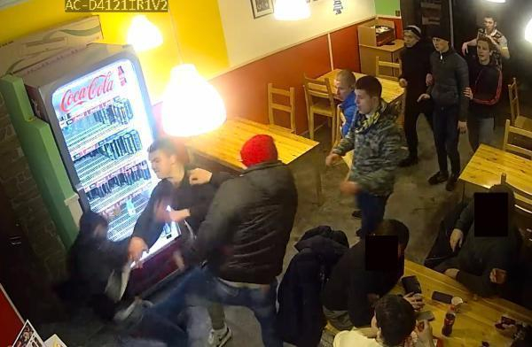 В сети появились кадры нападения толпы молодежи на таганрогское кафе