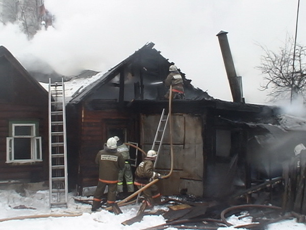 В Таганроге пенсионер отравился угарным дымом во время пожара