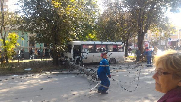 Момент аварии, с участием маршрутного такси в Таганроге, попал на камеру видеорегистратора