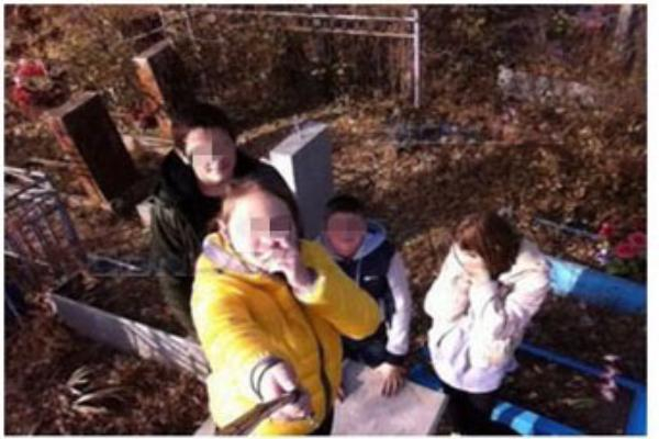 Школьники из Матвеево – Кургана устроили фотосессию на кладбище