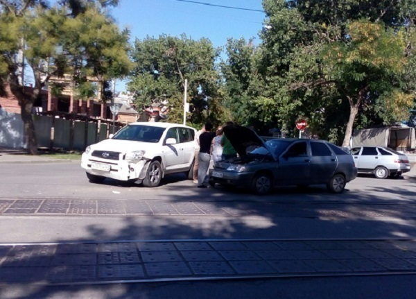 В Таганроге на перекрестке улиц Фрунзе и Итальянского переулка столкнулись Тойота и ВАЗ