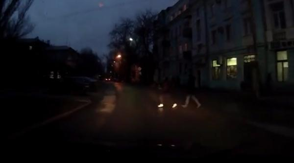 Два пешехода- камикадзе попали на камеру видеорегистратора таганрогского автолюбителя