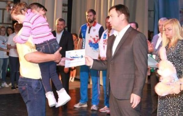 Андрей Лисицкий вручил денежные сертификаты тяжелобольным детям