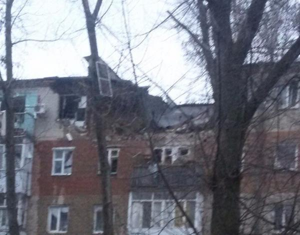В Таганроге после взрыва обрушился подъезд жилой многоэтажки