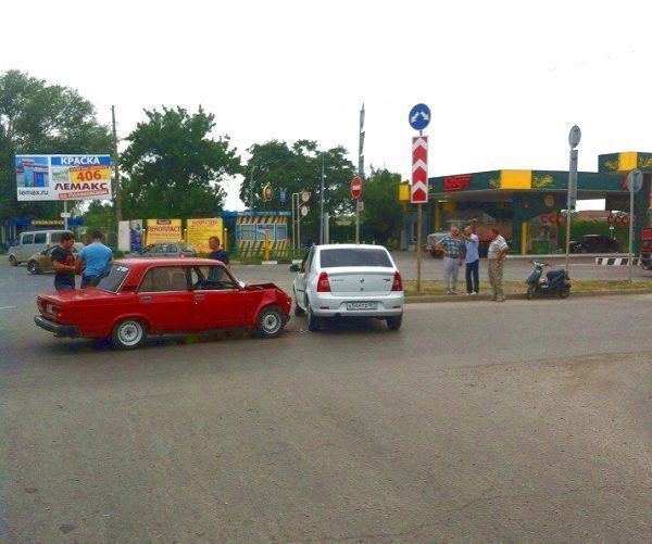 В Таганроге на улице Ломоносова произошло ДТП с участием «Рено» и ВАЗа