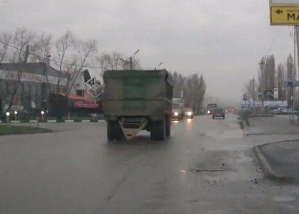 В Таганроге во время движения прицеп отцепился от КамАЗа и выехал на встречку. Видео