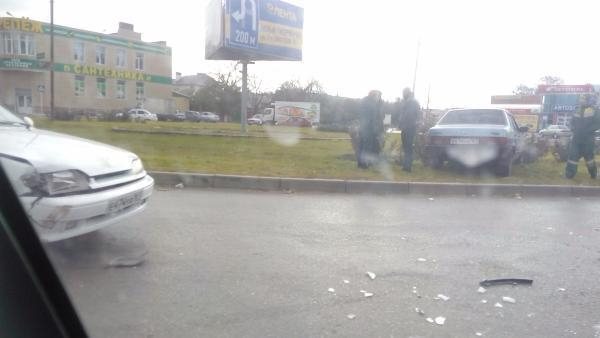 В Таганроге легковушка вылетела на клумбу
