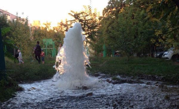 В Таганроге забил коммунальный гейзер