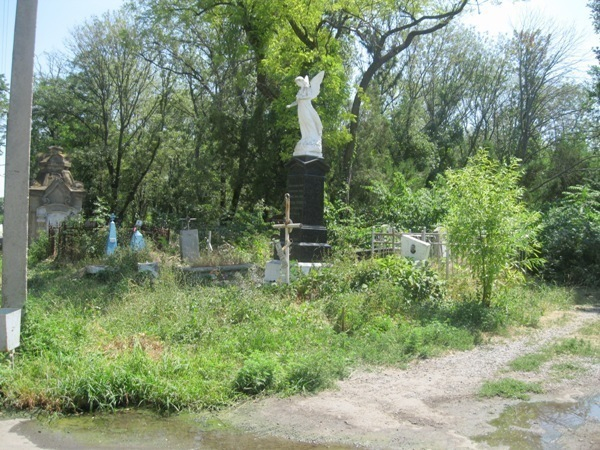 Старое кладбище в Таганроге продолжает разрушаться