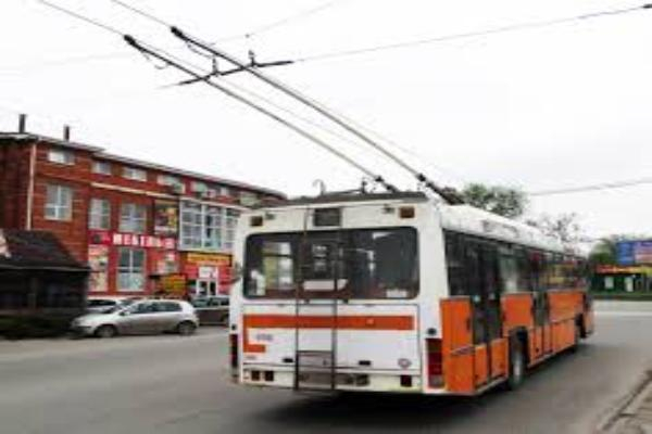 В Таганроге троллейбус чуть не сбил ребенка