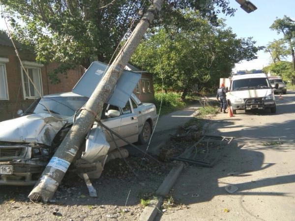 Потерявший за рулем сознание водитель протаранил на легковушке бетонный столб